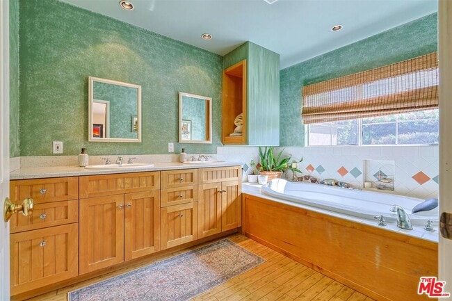 Building Photo - 4722 Ventura Canyon Ave