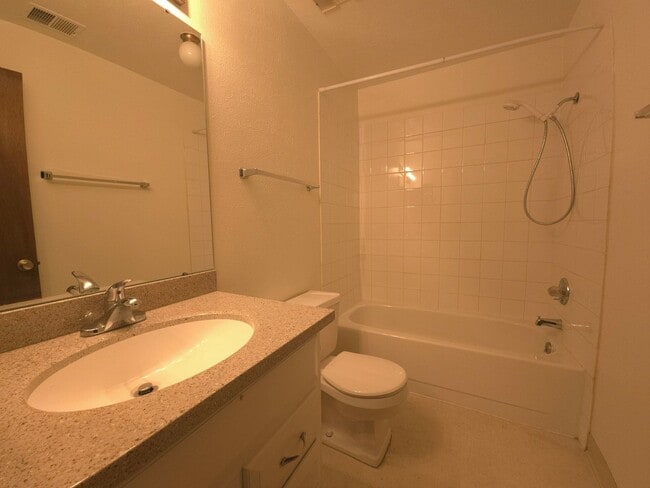 Building Photo - 525 Manhattan Dr