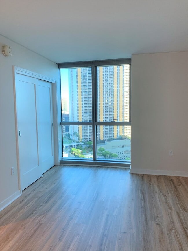 Building Photo - 3 Bedroom 2 Bath 2 Parking in Beautiful Koolani in Ward Village / Ala Moana Area