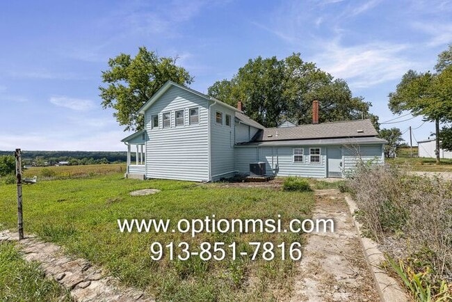 Building Photo - 15 Minutes out side Lawrence - MOVE IN READY!