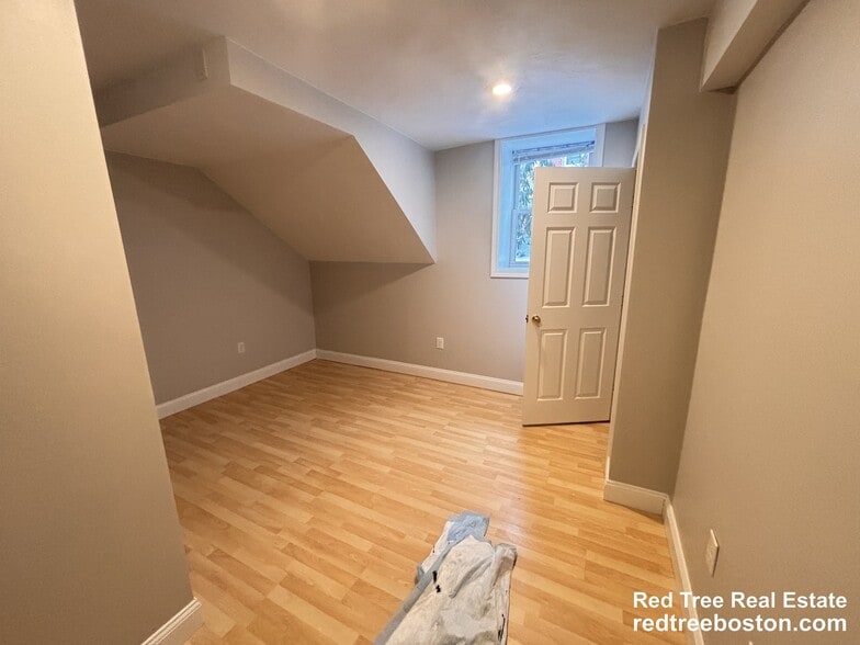 Building Photo - 10 Strathmore Rd