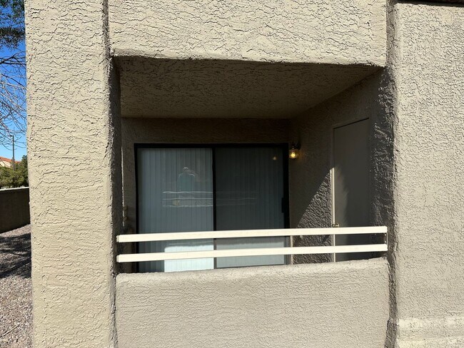 Building Photo - SW!! 2 Bedroom Condo!! 1st Floor!! Newly r...