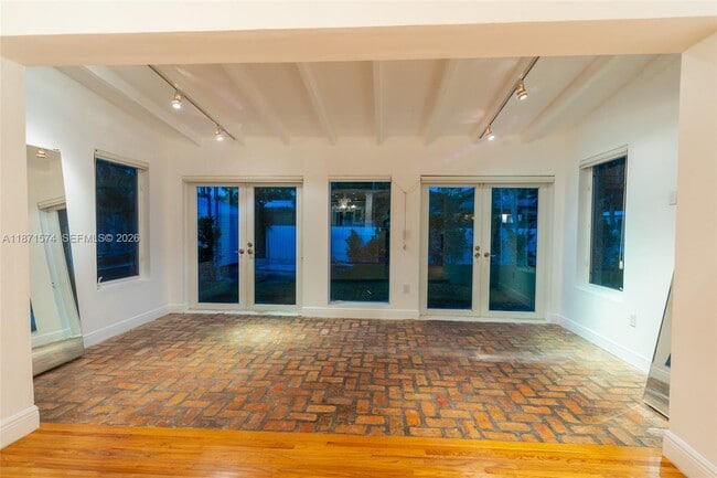 Building Photo - 355 Redwood Ln