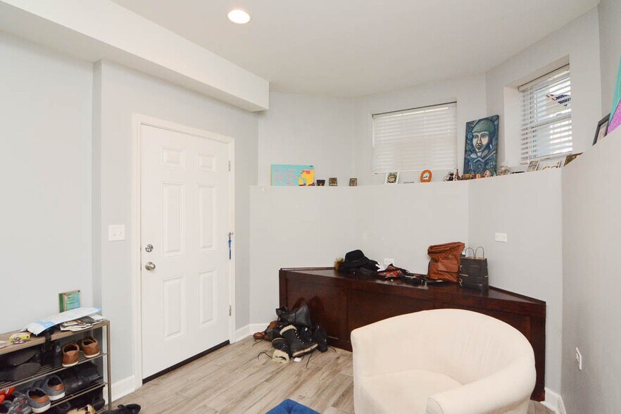 Building Photo - 3751 W Diversey Ave