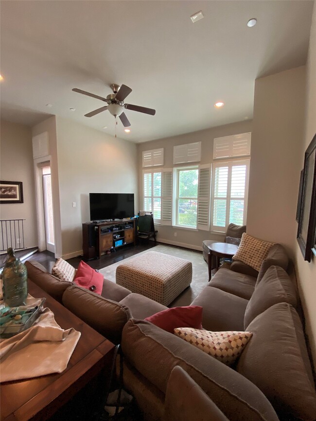 Building Photo - 115 E 2nd St