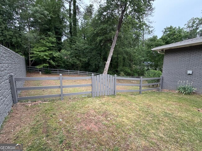 Building Photo - 3336 Camelot Dr NE