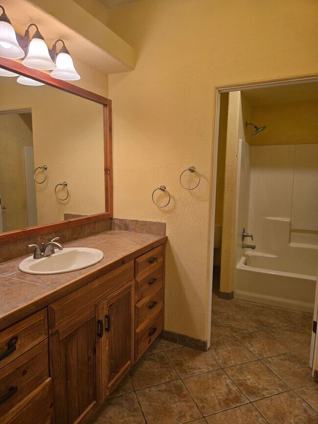 Building Photo - 4784 Cottonwood Rd