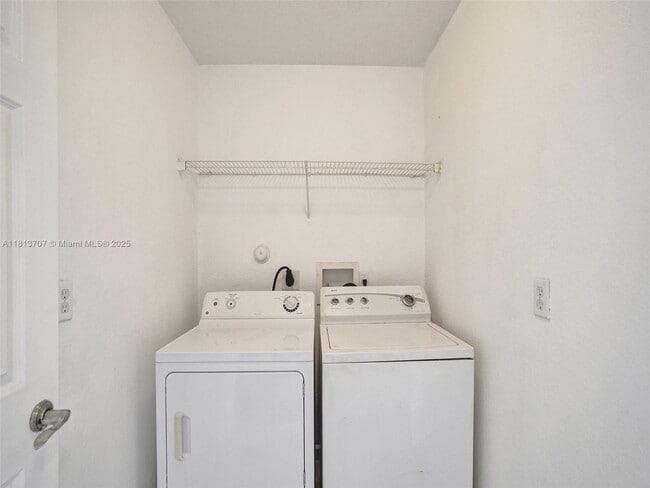Building Photo - 1215 Lucaya Dr