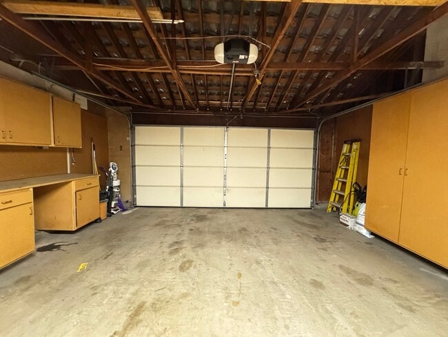 Building Photo - Beautifully Maintained 4Bd/2Ba Home w/Large Back Yard and Fruit Trees!