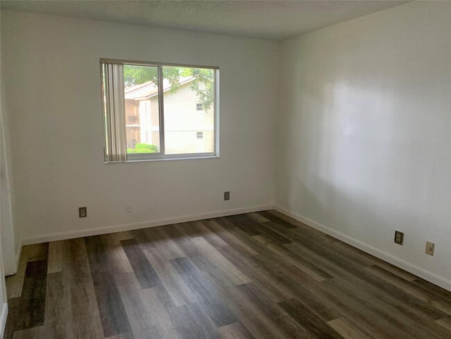 Building Photo - 511 Gardens Dr