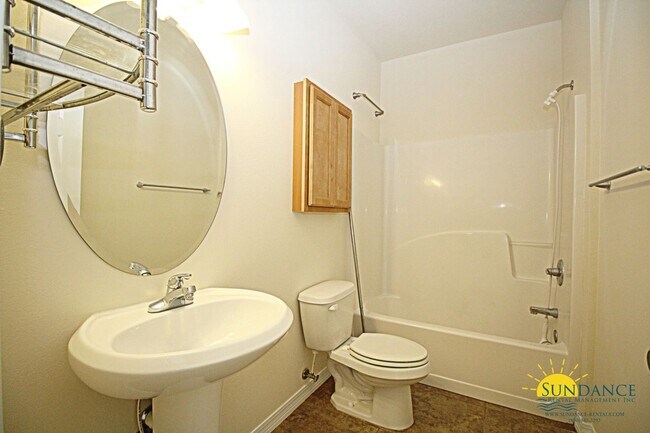 Building Photo - Beautiful 3 Bedroom Townhouse Near Hurlburt Field!
