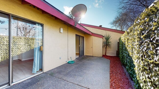 Building Photo - Spacious and Bright 1 Bedroom 1 Bath end unit at Redwood Village!