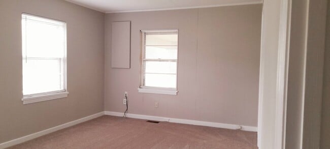 Building Photo - 2 bedroom 2 Bath home located off North Ac...
