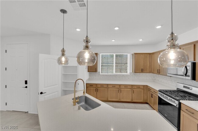 Building Photo - 8035 Skye Foxx St