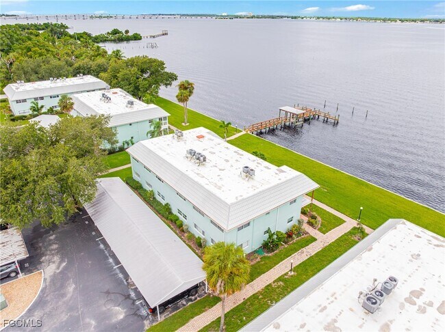 Building Photo - 3225 E Riverside Dr