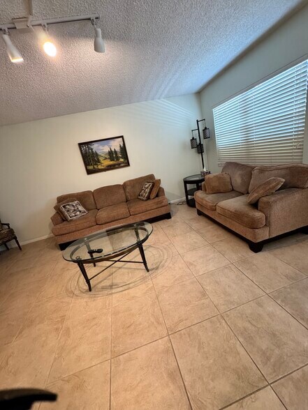 Building Photo - 4007 Yarmouth a