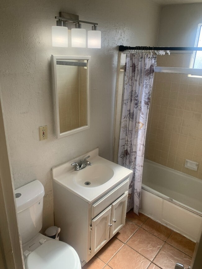 Building Photo - APARTMENT WITH NEW VINYL FLOORS