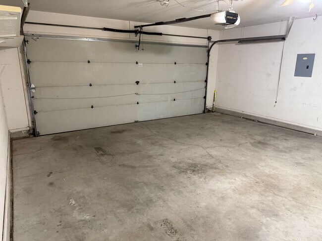 Building Photo - Nice, spacious 3 br, 2 Bath with major kit...