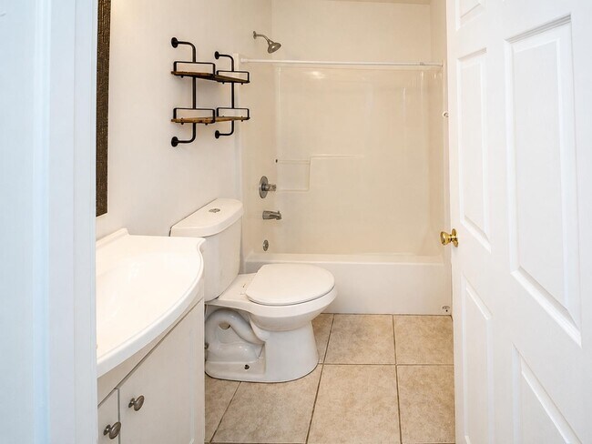 Building Photo - 405 Island View Cir