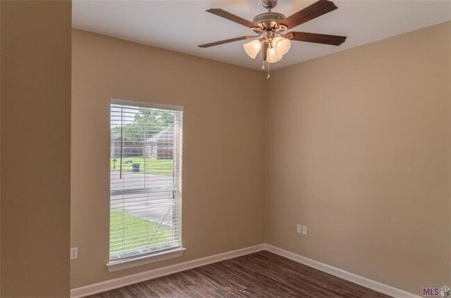 Building Photo - 5668 Ducros Dr