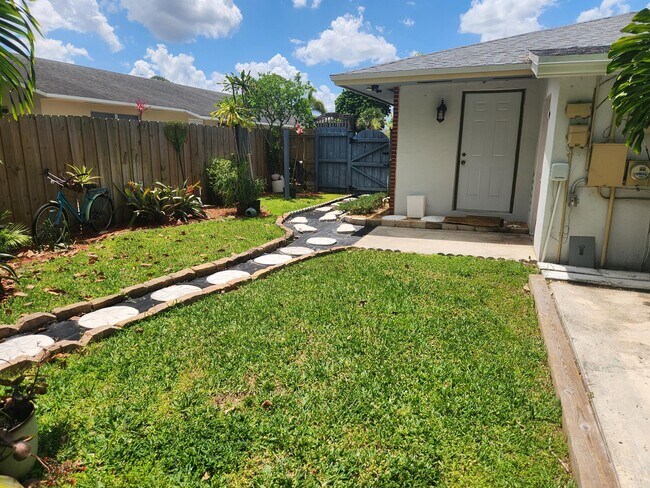 Building Photo - 452 Martin Ave