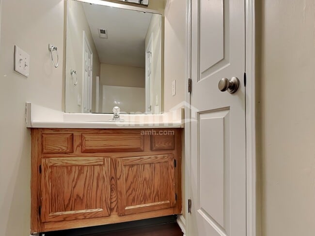 Building Photo - 537 Hanska Way