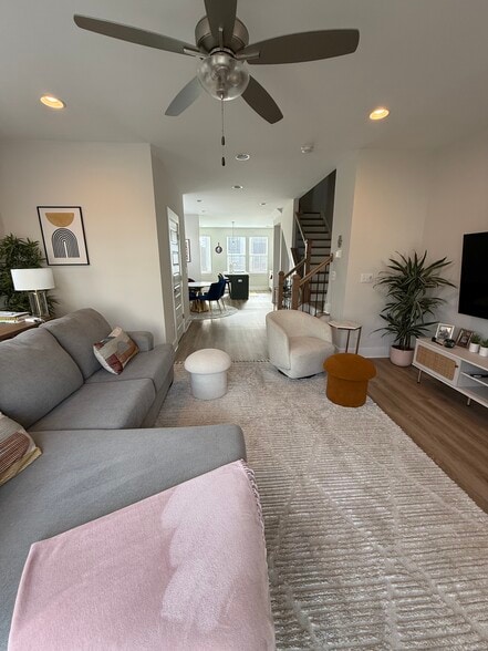 Building Photo - 219 S Bruns Ave