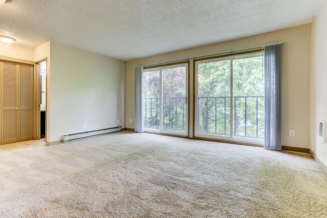 Building Photo - HUGE 1bed/1bath Downtown Living Available ...