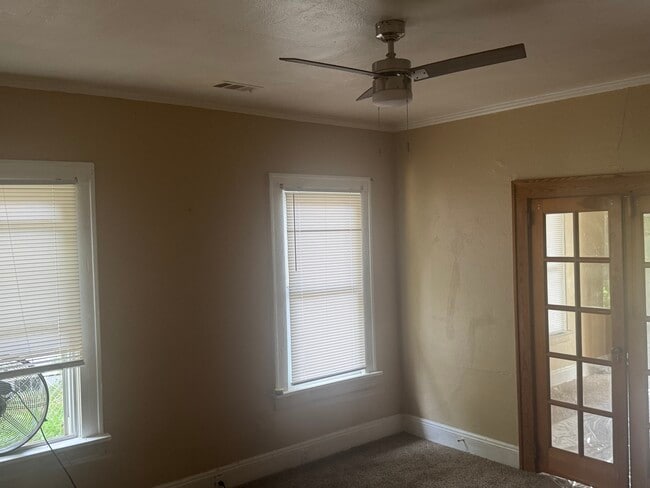 Building Photo - 733 St James Ave