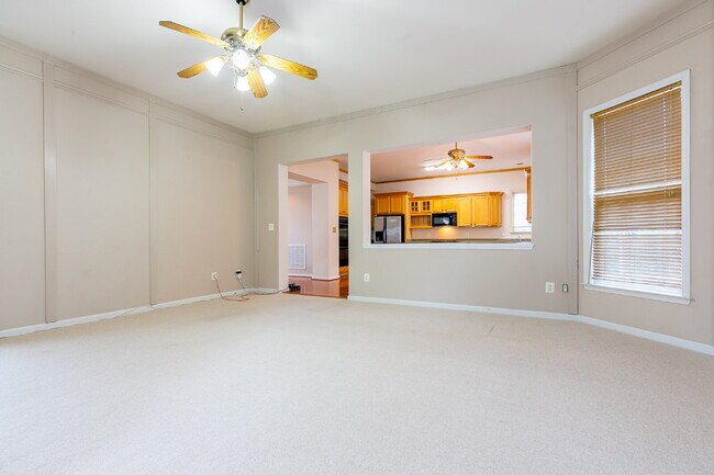 Building Photo - Spacious, Light-Filled Home in the Desirable Broadlands