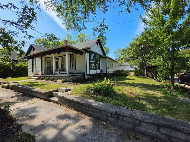 Building Photo - 306 S Fairview St