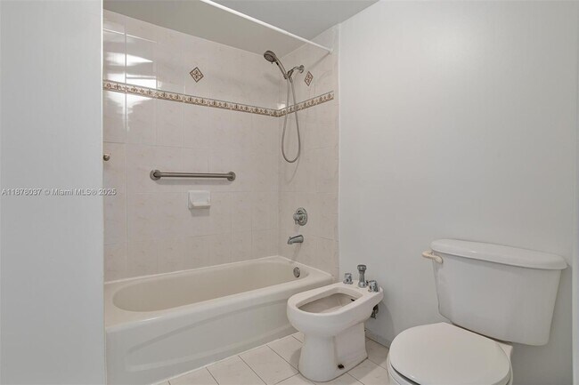 Building Photo - 9340 Fontainebleau Blvd