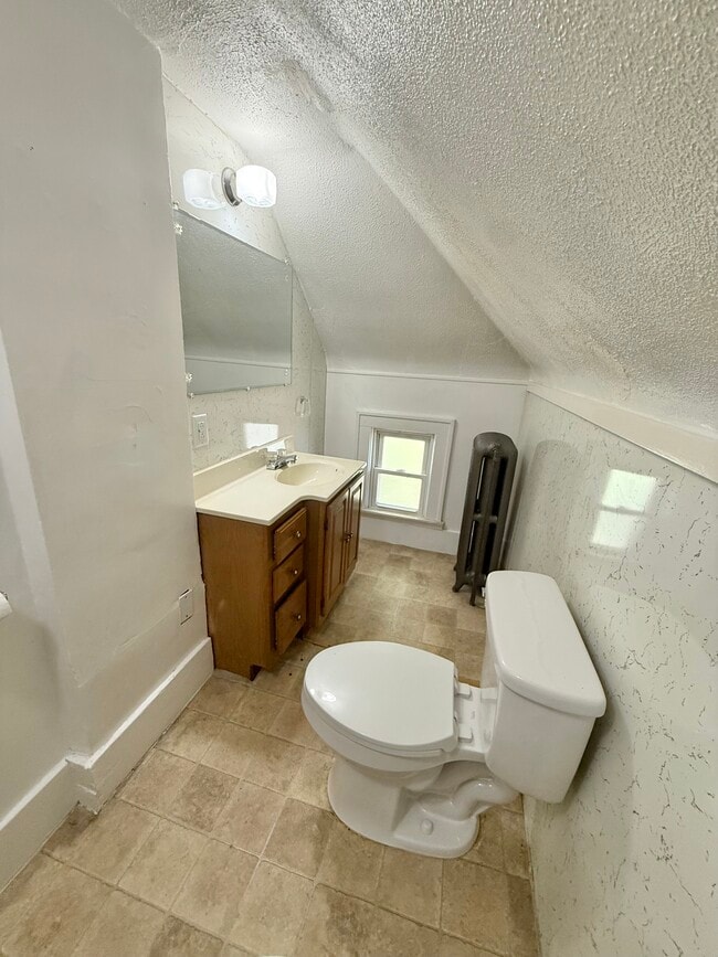 Building Photo - 922 Maple St