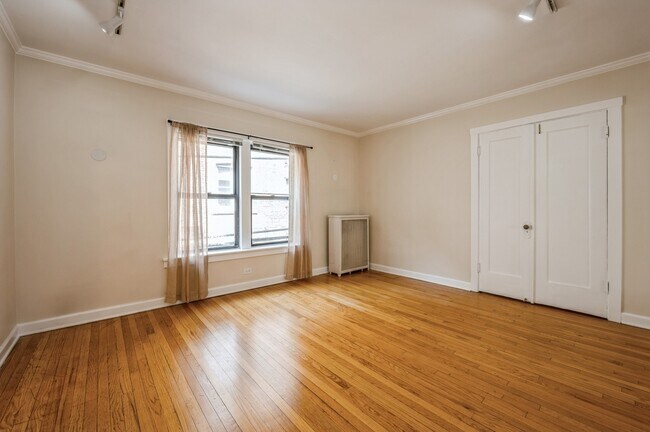 Building Photo - 2326 N Lincoln Park W
