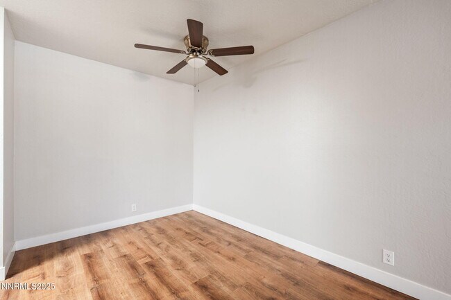 Building Photo - 2955 Lakeside Dr