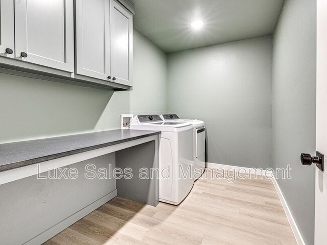 Building Photo - 612 W 2nd St