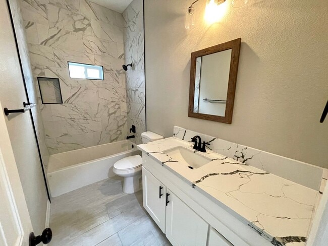 Building Photo - Beautiful 3 Bedroom Home on Desert Lakes Golf Course!