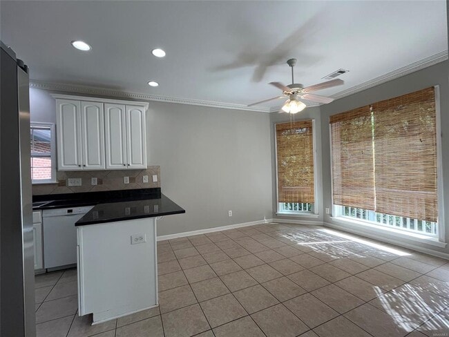 Building Photo - 704 Emerald Dr