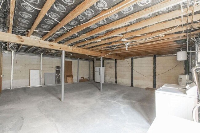 Building Photo - 601 Broce Dr