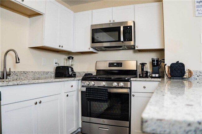 Building Photo - 1600 Oakpoint Dr SW
