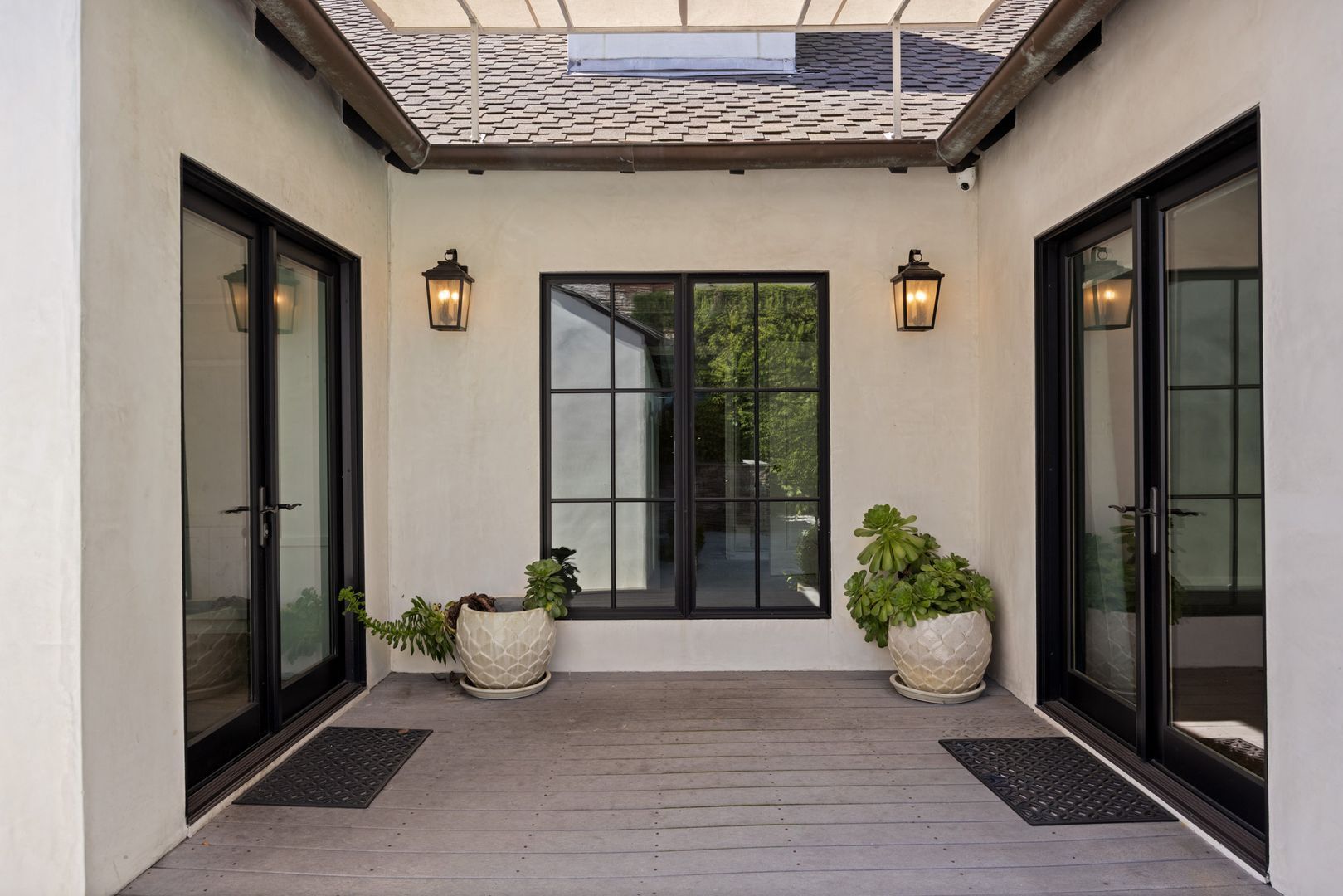 Building Photo - Beautiful Two-Story Burbank Home with Pool, Hardwood Floors & Guest House