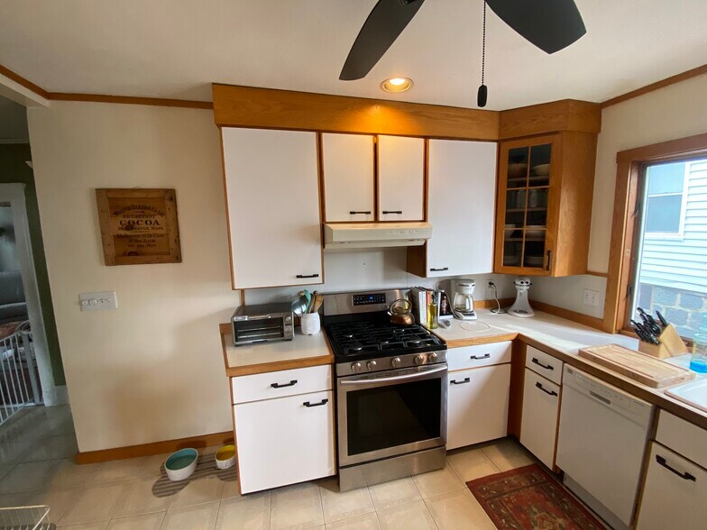 Building Photo - 23 Train St