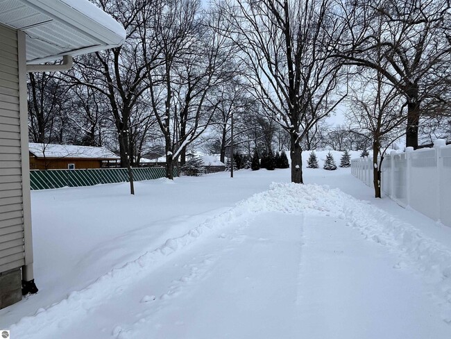 Building Photo - 833 Fern St