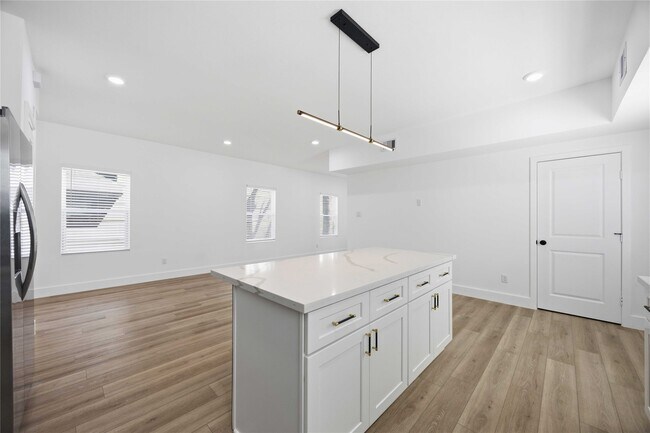 Building Photo - 801 E 32nd 1/2 St