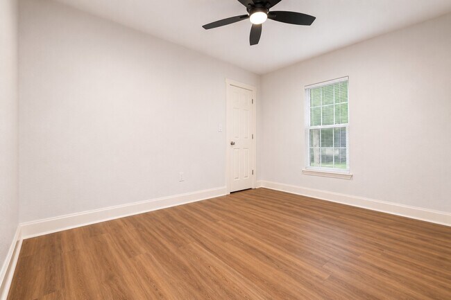 Building Photo - 1011 N Valderas St