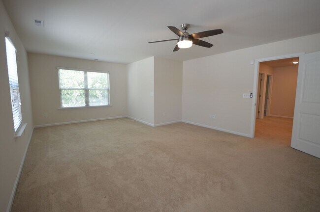 Building Photo - 904 Cozy Oak Ave