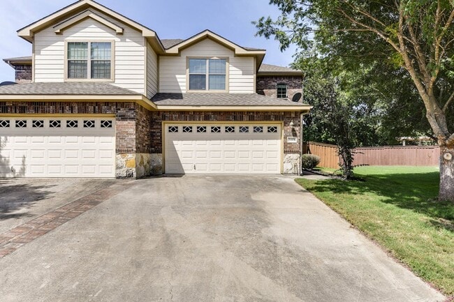 Building Photo - NICE 3 BEDROOM 2.5 BATH TOWNHOUSE LOCATED ...