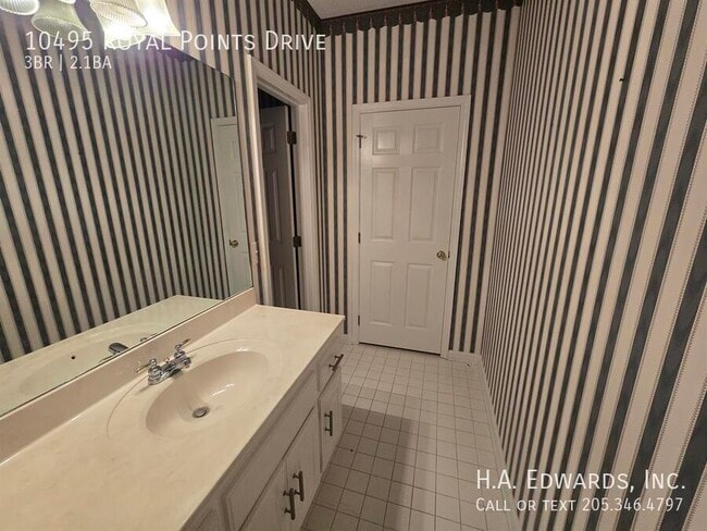 Building Photo - 10495 Royal Points Dr