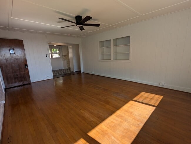Building Photo - Ocean view upstairs 3 bed 2 bath 2 parking duplex near Likelike Hwy