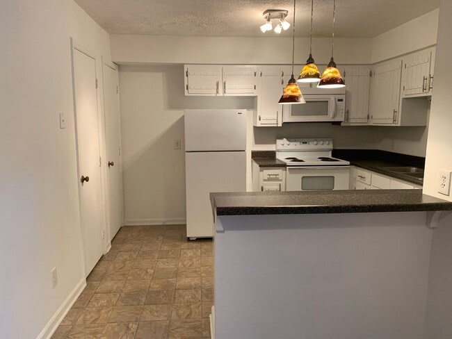 Building Photo - 2 BEDROOM TOWNHOME NEAR CRABTREE-DECK-SHAD...